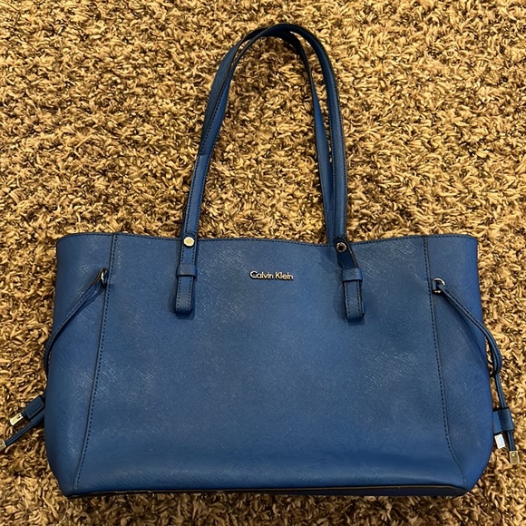 Calvin Klein Handbags - Calvin Klein purse